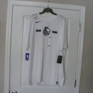 Nike NWT Mens Large Dry Basketball B1 Tee Dri-Fit Sacramento Kings Logo Tee